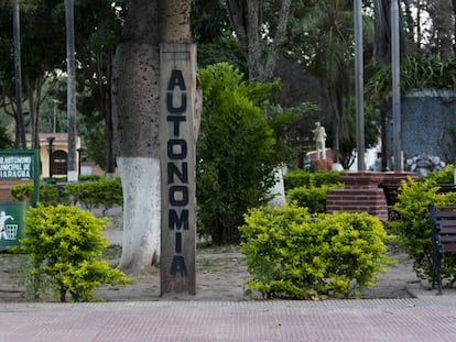 Un poste pintado anuncia la autonomía en la plaza central de Charagua.
