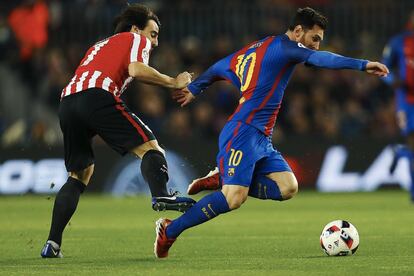 Beñat lucha por un balón con Messi.
