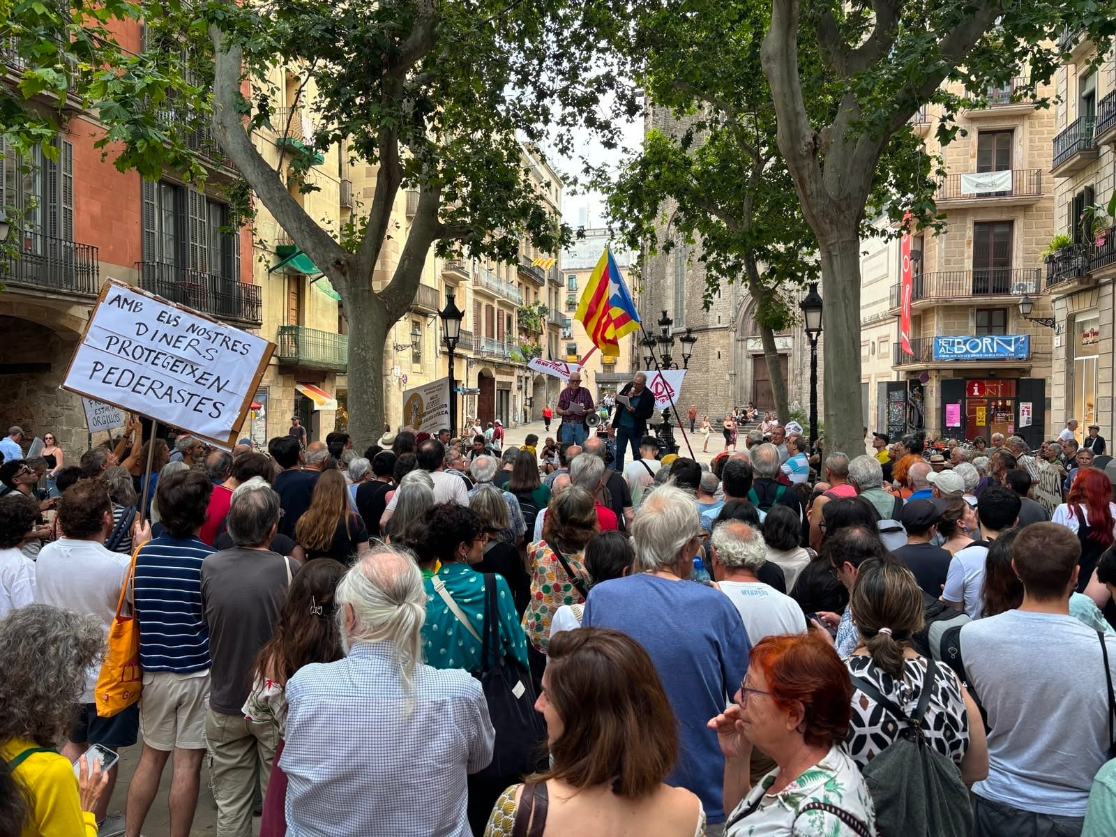 Un centenar de personas protestan en Barcelona por la visita del Papa: “Es una anomalía democrática”