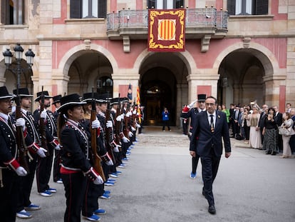 El presidente del Parlament, Josep Rull, pasa revista a la guardia de honor de los Mossos tras la celebración del pleno. [ALBERT GARCIA]
