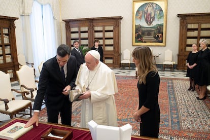 Sánchez regaló al Papa un facsímil del 'Libro de Horas del obispo Juan Rodríguez de Fonseca'. El Pontífice, por su parte, le entregó varios ejemplares de su última encíclica y varios de sus textos.