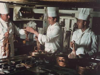 Josep Marcader, a la izquierda, en la cocina del Motel Empordà en una foto de la familia.