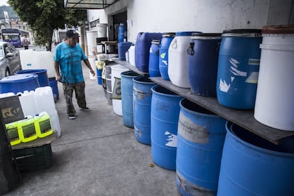 Algunos establecimientos que se dedican a la venta de plástico, duplicaron los precios de los tambos para almacenar agua, llegando a costar hasta 400 pesos cada unidad. 