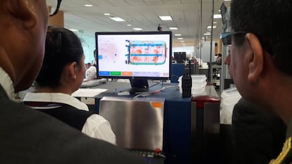 Control en el aeropuerto de Lima en el que los agentes detectaron varias jaulas con aves escondidas dentro de las maletas de un ciudadano español en 2016.