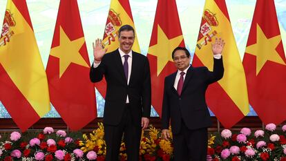 El presidente del Gobierno español, Pedro Sánchez, junto al primer ministro de Vietnam, Pham Minh Chinh, este miércoles en Hanoi, dentro del viaje que le llevará a China.