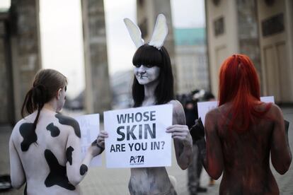 Tres miembros de PETA, organización que lucha por los derechos de los animales, protestan durante la semana de la moda de Berlín, contra el uso de pieles para fabricar ropa