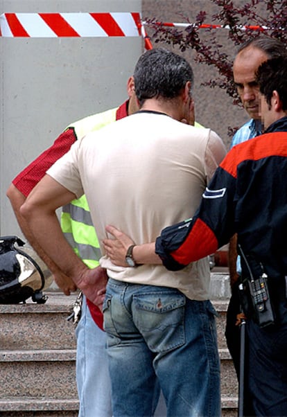 La Ertzaintza mantiene acordonada la zona, donde se agrupan numerosos trabajadores de esta torre y la situada frente a ella, que no han podido acceder a sus puestos de trabajo. En la foto, los servicios de emergencias atienden a una junto al edificio en llamas. El PP de Guipúzcoa expresa su confianza en que "una exhaustiva investigación" esclarezca "las causas y los orígenes" del fuego y lamenta "profundamente" la muerte del trabajador. El PSE-EE que lo califica de "hecho muy grave", ha enviado sus condolencias a la familia del fallecido en este "trágico y extraño suceso".