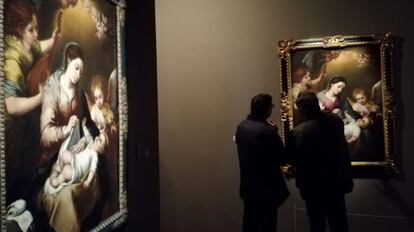 Dos visitantes miran 'La Virgen de la faja', de Miguel de Tovar. A la izquierda, la de Murillo.