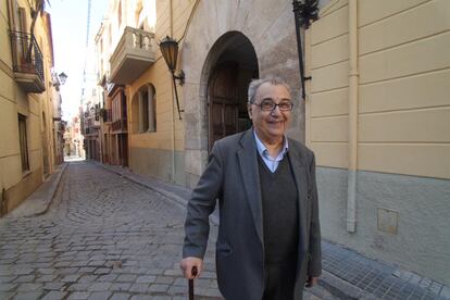 En los bajos y la buhardilla del Ayuntamiento de Riudoms se hallaban las aulas del colegio donde Joan Guinjoan estudió. Actualmente, en la buhardilla todavía se pueden ver fosilizados los problemas de álgebra en las pizarras pintadas en la pared.