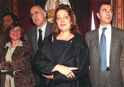 La arquitecta Zaha Hadid (de negro), ayer, con el alcalde de Bilbao, Iñaki Azkuna, Julia Madrazo y Juan Antonio Corres, presidente del Puerto bilbaíno.