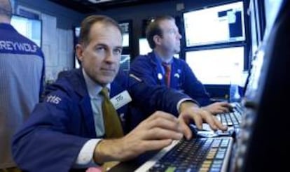 El Dow Jones de Industriales avanzaba 32,62 puntos para situarse en los 16.105,42 enteros, mientras que el S&P 500 subía un 0,30 % (5,40 unidades) hasta los 1.808,15. EFE/Archivo