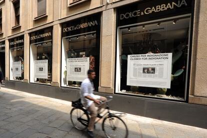 Aspecto que presentan hoy los escaparates de Dolce & Gabbana en Milán.
