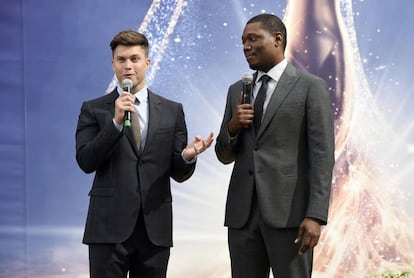 Colin Jost y Michael Che, copresentadores de los premios Emmy 2018.