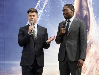 Colin Jost y Michael Che, copresentadores de los premios Emmy 2018.