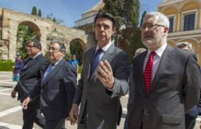 El ministro de Industria, Manuel Soria, (2d), junto al consejero andaluz de Economía, Antonio Ávila(d), el alcalde de Sevilla, Juan Ignacio Zoido(2i) y el director de la Territorial Sur de BBVA, Agustín Vidal-Aragón en los Reales Alcázares de Sevilla poco antes de asistir a la presentación del CIAN (Círculo de Innovación de Andalucía).