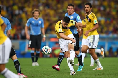 James dispara para marcar su primer gol en el Mundial de Brasil, en el encuentro de la fase de grupo contra Uruguay.