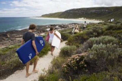 Adolescentes con tablas de bodyboard en la playa de Contos, en Margaret River.