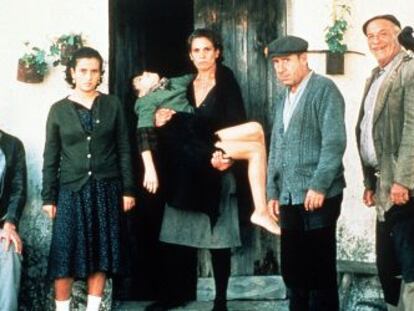 Alfredo Landa y Terele Pávez entre otros en una escena de la película Los santos inocentes de Mario Camus emitida por Canal.