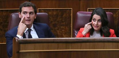 El líder de Ciudadanos, Albert Rivera, y la portavoz del partido en el Congreso de los Diputados, Inés Arrimadas, este miércole en la Cámara baja.