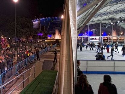 La pista de gel de plaça Catalunya en ple funcionament.