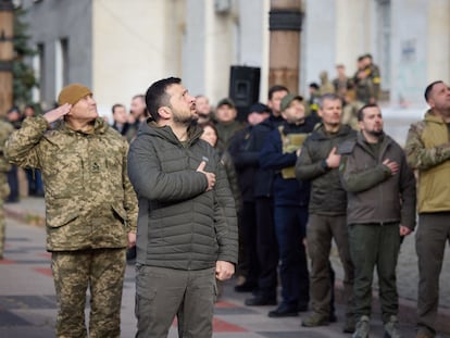Zelenski, este lunes, durante la ceremonia de izado de la bandera ucrania en Jersón.