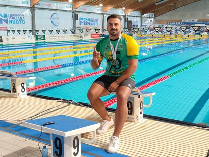 Eduardo Blasco con la medalla de oro de la prueba de 50m remolque en el Mundial de Salvamento y Socorrismo este jueves.