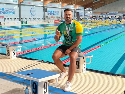 Eduardo Blasco con la medalla de oro de la prueba de 50m remolque en el Mundial de Salvamento y Socorrismo este jueves.