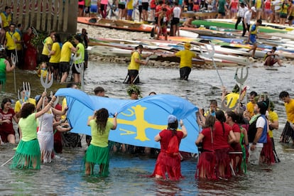 Atmosfera prima della gara internazionale di canoa Discesa del Sella ad Arriondas (Asturie) questo sabato.
