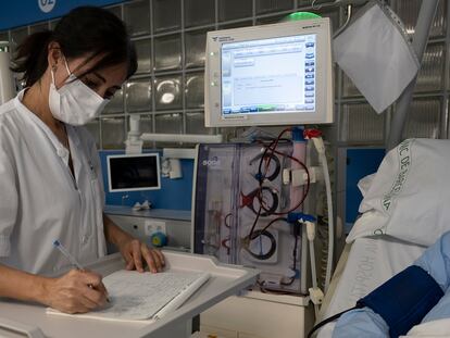 Una sanitaria del Hospital Clínic de Barcelona trabaja tomando notas a mano este lunes después del ciberataque.