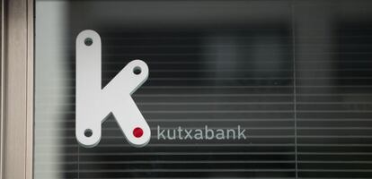 El logo de Kutxabank en una de sus sucursales.