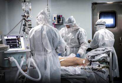 Personal sanitario atiende a un paciente ingresado por Covid-19 en las salas de quirófano acondicionadas como UCI en el Clínico de Valencia.