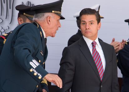 El entonces presidente mexicano Enrique Peña Nieto, y Salvador Cienfuegos, durante la inauguración del Hemiciclo al Defensor de la Patria, conocido como “el soldado anónimo”.