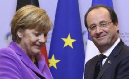 La canciller alemana, Angela Merkel (izquierda), estrecha la mano del presidente de Francia, Francois Hollande (derecha).