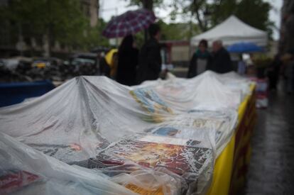 S'estima que en aquesta jornada de Sant Jordi es venen 50.000 títols de llibres.