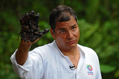 O presidente do Equador, Rafael Correa, posou para a imprensa no dia 17 de setembro com a mão suja de petróleo em um ato de denúncia pelos danos ambientais atribuídos à petroleira norte-americana Chevron na região amazônica do país. O próprio Correa, à época, era objeto de críticas pela decisão de seu governo de autorizar a exploração petroleira no Parque Yasuní, situado também no Amazonas equatoriano.