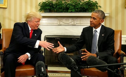 Barack Obama estrecha la mano a Donald Trump en el Despacho Oval, en la Casa Blanca, en Washington.