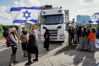 Israeli protestors block aid into Gaza