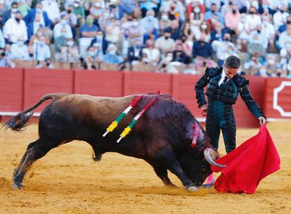 Diego Urdiales torea al natural al cuarto toro de la tarde.