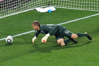 El guardameta inglés, Robert Green, deja escapar el balón en la acción que supuso el gol del empate en el partido ante Estados Unidos.