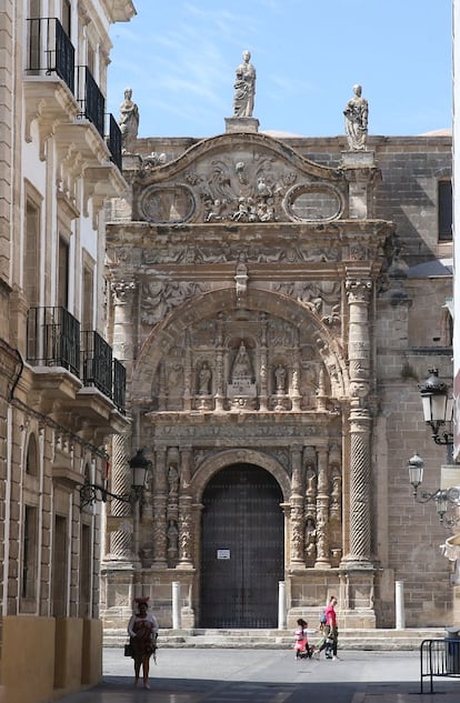 La portada plateresca de la basílica menor de Nuestra Señora de los Milagros, en El Puerto de Santa María, cobija a la patrona, un retablo de plata y diversos pasos procesionales. Más información: <a href="http://www.guiadecadiz.com/es/que-hacer/cultura/basilica-menor-nuestra-senora-milagros" target="_blank">guiadecadiz.com</a>