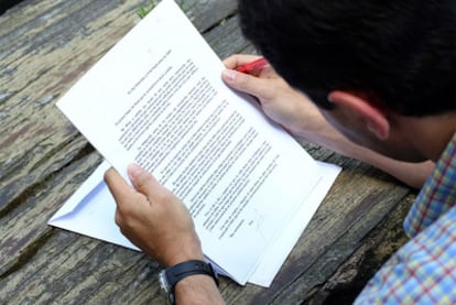 Un hombre lee la carta pidiendo perdón que envió a la familia del hombre que había matado años antes.