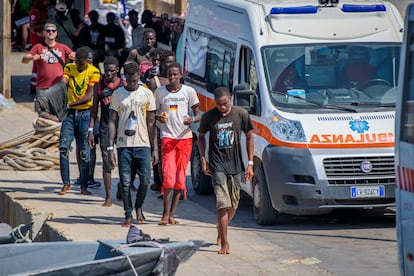 Un grupo de migrantes rescatados este domingo a su llegada a Lampedusa (Italia).