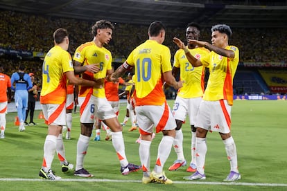 Los jugadores de Colombia celebran el gol de James Rodríguez, este jueves en Barranquilla.