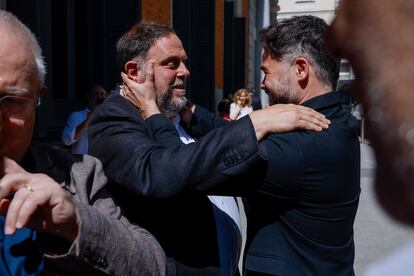 El presidente de Esquerra Republicana, Oriol Junqueras, junto al portavoz de ERC en el Congreso, Gabriel Rufián, celebran la aprobación de la ley de la amnistía.