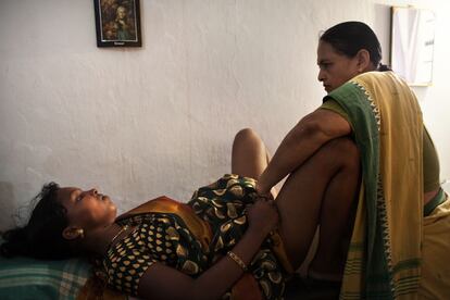 La doctora Rani Bang realiza un examen ginecológico a una mujer embarazada en su consulta en el hospital de Shodhgram.