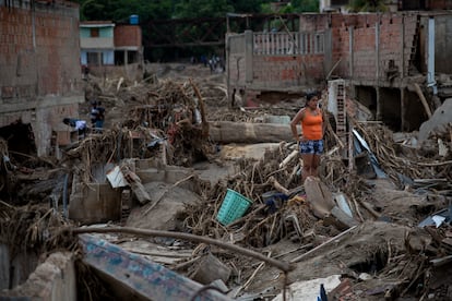 Ronaivelli Carillo, se para sobre lo que quedó de su casa, después del desbordamiento del río que arrasó con el pueblo de Tejerías.