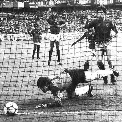 Una falta al borde del área lanzada por Platini se escurre entre las manos del guardameta español Arconada. España se queda sin la Eurocopa de 1984.