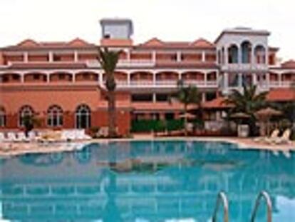 Edificio y piscina del <i>resort</i> Riu Garoé, en Puerto de la Cruz (Tenerife).
