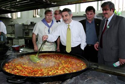 El candidato a la presidencia del Gobierno por IU, Gaspar Llamazares, acompañado de los candidatos al Congreso José Luis Centella (segundo por la derecha) y al Parlamento andaluz por Málaga, Antonio Romero (primero por la derecha), en un acto de la campaña de las elecciones generales y andaluzas del 14 de marzo de 2004.