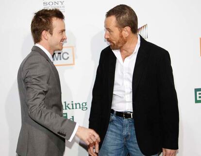 Enero, 2008.

	Hola, ¿qué tal? Aaron Paul y Bryan Cranston presentan ante la prensa, recatados y guardando las formas, una nueva serie en el canal AMC. Miradas cómplices en los inicios de una auténtica historia de amor.